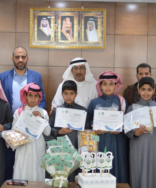مدير مدارس الرواد يكرم الطلاب المشاركين في برنامج اختبار الموهبة في العلوم والرياضيات