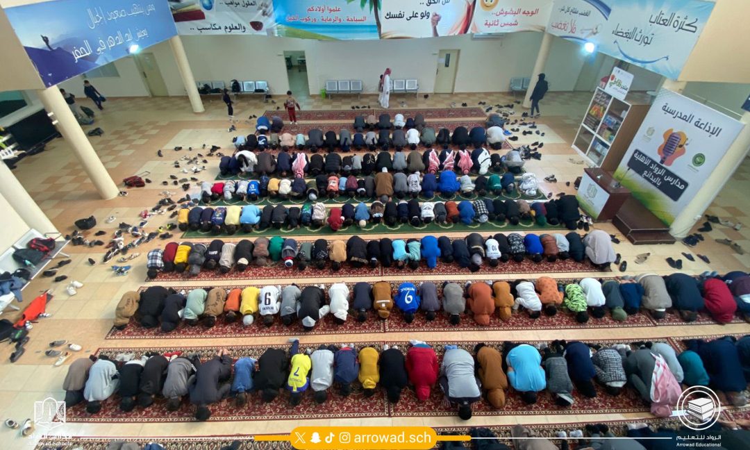 منسوبو مدارس الرواد في البدائع يؤدون صلاة الاستسقاء