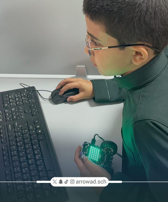 طلاب مدارس الرواد بخميس مشيط يبدعون في ورشة عمل لتوظيف الروبوتات في إدارة إشارات المرور