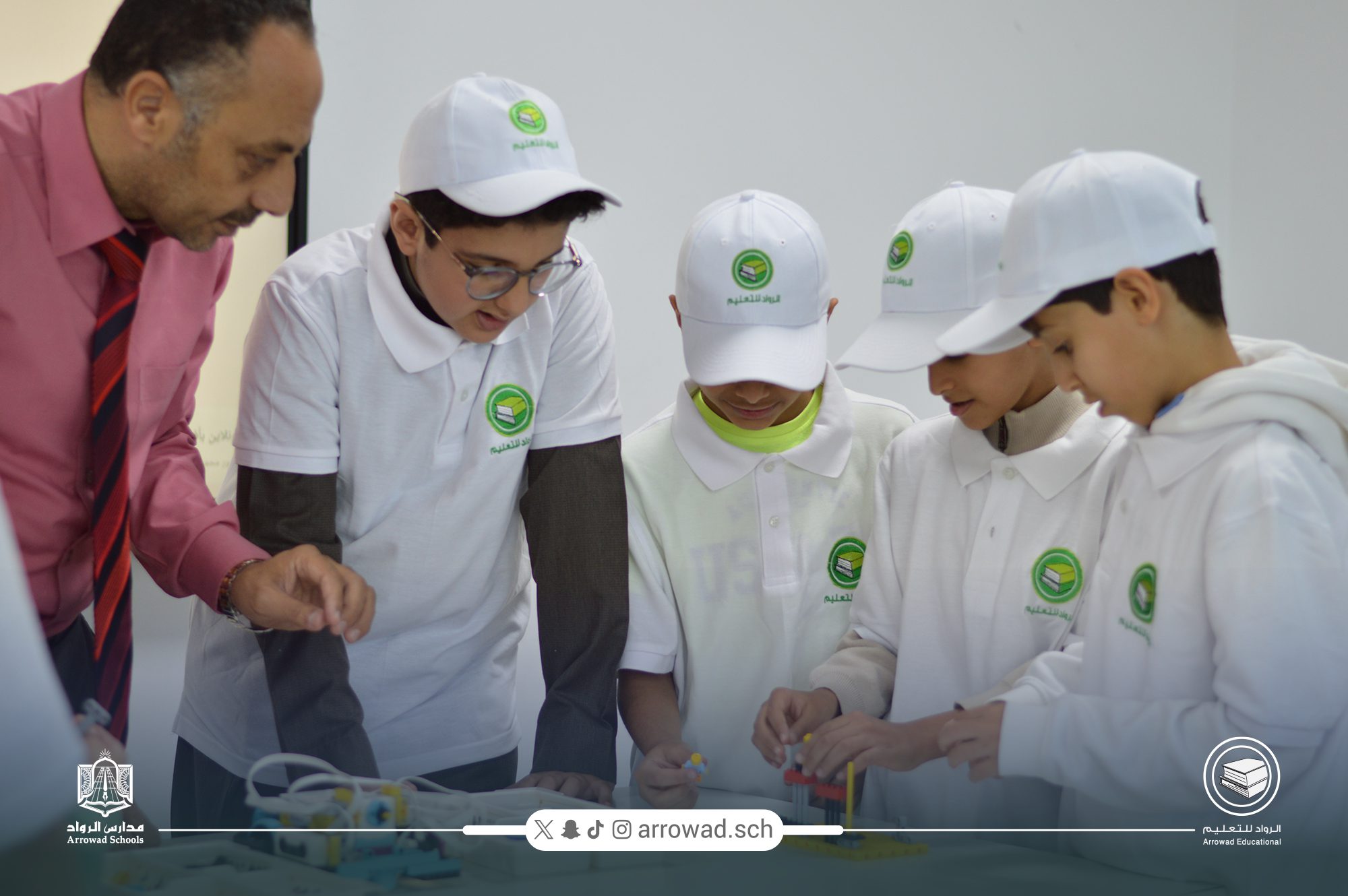 مدارس الرواد تعزز مهارات التكنولوجيا والابتكار في نادي الروبوت