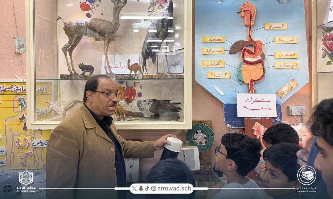 طلاب الصف السادس الابتدائي في أولى زياراتهم للقسم المتوسط