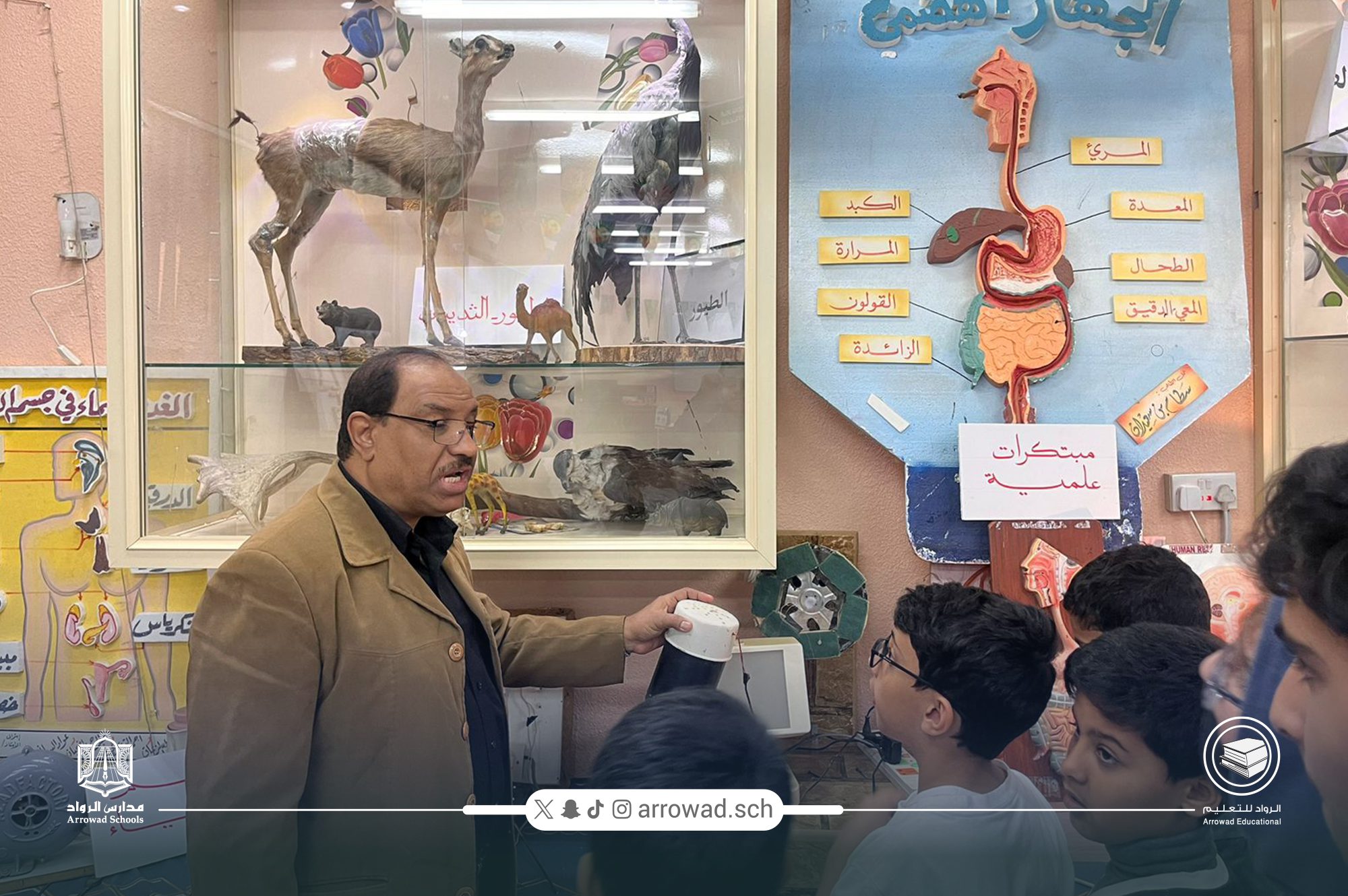 طلاب الصف السادس الابتدائي في أولى زياراتهم للقسم المتوسط