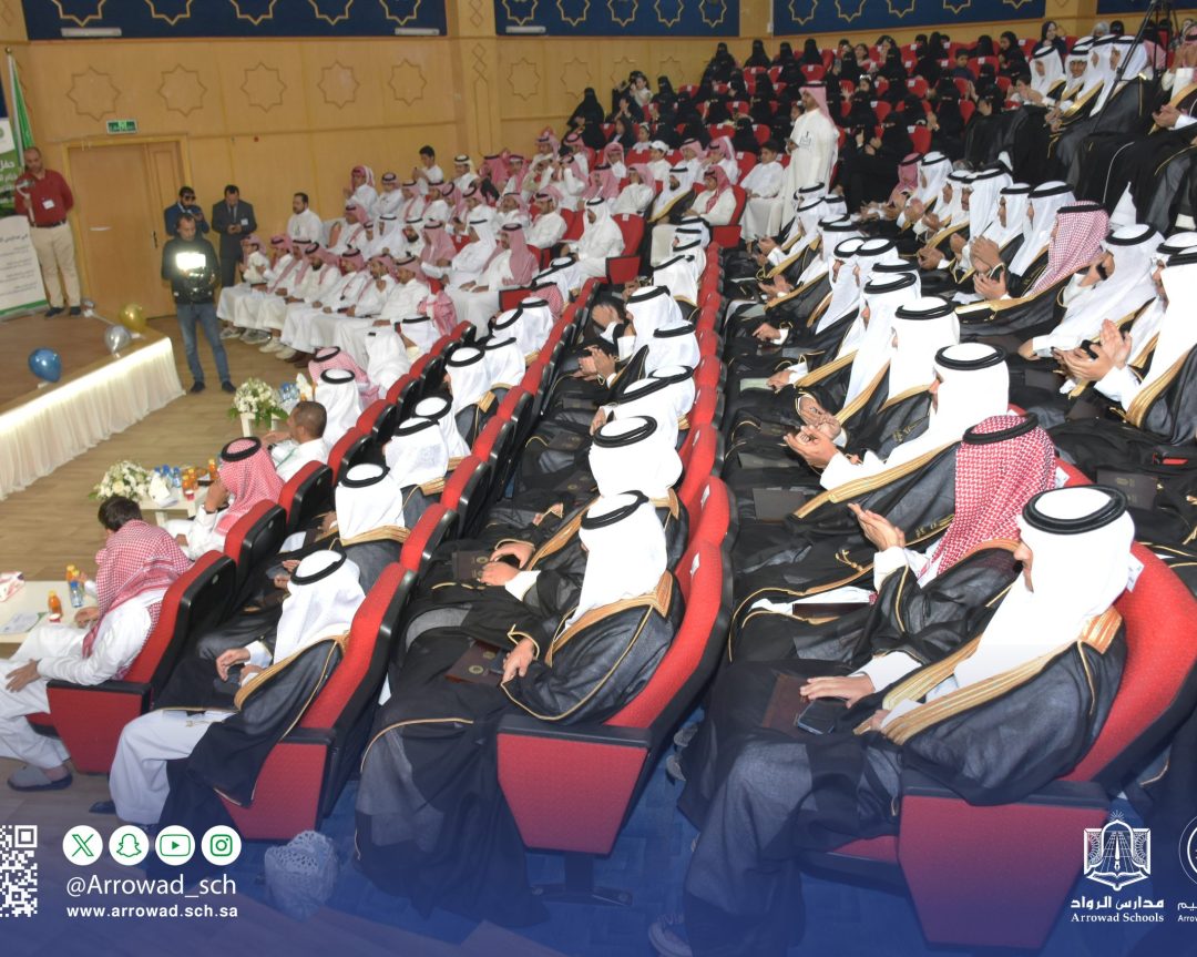 مدير مكتب التعليم الخاص بعسير يشهد حفل تفويج الدفعة العشرين لطلاب الصف الثالث الثانوي بمدارس الرواد في خميس مشيط