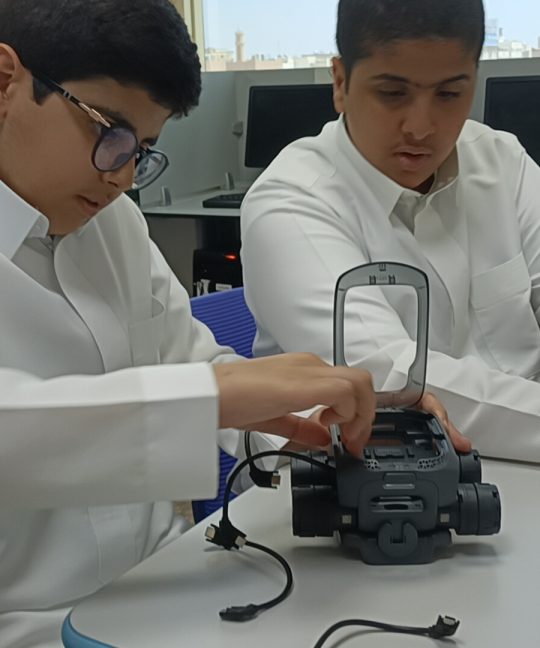 ابتكار وتحكم ذكي. طلاب الرواد يصنعون سيارات Transformer المبرمجة