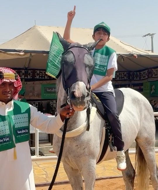 فرسان الوطن.. طلاب نادي الرواد للفروسية يتألقون في احتفالات اليوم الوطني