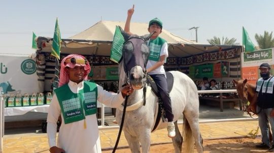 فرسان الوطن.. طلاب نادي الرواد للفروسية يتألقون في احتفالات اليوم الوطني